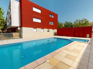 una piscina di fronte a un edificio di Appartement de charme avec piscine, terrasse, parking, clim et Wi-Fi – à 10 min des plages - FR-1-785-2 a Frontignan