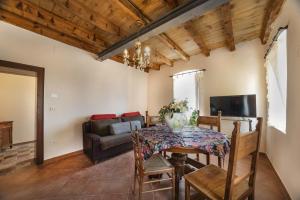 Televisyen dan/atau pusat hiburan di Dimora Borgo Gaon - Casa Elios con wi-fi e 3 bagni