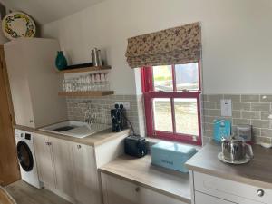 Cucina o angolo cottura di Dun Aengus Cottage on the Cliffs of Moher