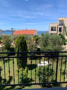 balkon z widokiem na ogród w obiekcie The48 w mieście Zadar