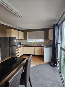 ロックハンプトンにあるRockhampton Court Apartmentの部屋にテーブルと椅子のあるキッチン