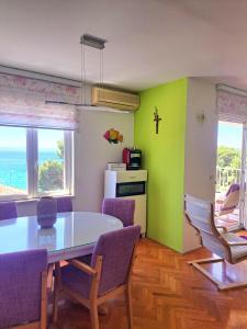 Posezení v ubytování Family Apartment Green with a sea view and a free parking