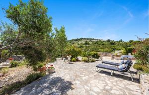 een terras met een bankje en een berg op de achtergrond bij Gorgeous Home In Zirje With Wifi in Žirje +30 foto's