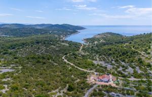 een luchtzicht op een huis op een heuvel naast een meer bij Gorgeous Home In Zirje With Wifi in Žirje