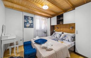 een slaapkamer met een groot bed en een bureau bij Gorgeous Home In Zirje With Wifi in Žirje