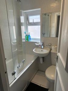 Ένα μπάνιο στο Your Cosy Corner in South East London- 2 Beds