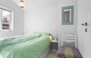 una camera bianca con letto e specchio di Nice Home In Samsø With Wifi a Sælvig