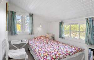 una camera con letto, scrivania e finestre di Nice Home In Samsø With Wifi a Sælvig Altre 9 foto