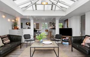 Μια τηλεόραση ή/και κέντρο ψυχαγωγίας στο 2 Bedroom Beautiful Home In Børkop