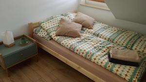 Ένα ή περισσότερα κρεβάτια σε δωμάτιο στο Apartament w Kropli Bałtyku