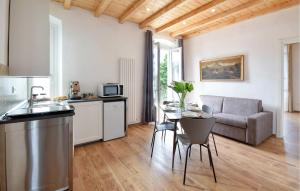 Η κουζίνα ή μικρή κουζίνα στο 1 Bedroom Amazing Apartment In Chiavari +6 φωτογραφίες