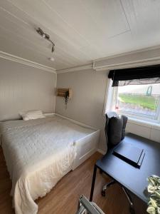 Ένα ή περισσότερα κρεβάτια σε δωμάτιο στο Cozy Basement Apartment in Leknes Shared & Affordable
