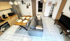 una sala de estar con un sofá y una mesa en CityLife, en Millau 6 fotos más
