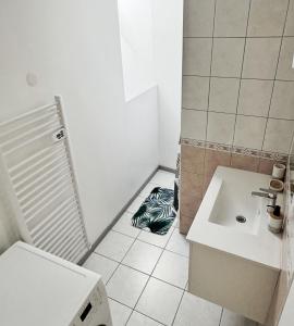 Un baño pequeño con inodoro y lavabo. en CityLife, en Millau