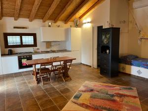 Una cocina y un comedor con mesa y sillas. en Lally in the Sky moderno monovano panoramico ed accessoriato, en Scopello 54 fotos más