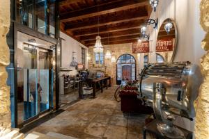 卡利亚里Hotel D H Lawrence的一间大房间，里面有一间理发店，里面有一台机器