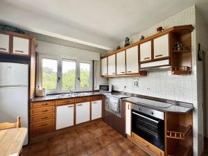 A kitchen or kitchenette at Villa Cancillo - 6802