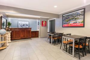 Posezení v ubytování Super 8 by Wyndham Arlington Near AT&T Stadium