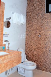 Koupelna v ubytování فندق لمسات الخير الفندقية + 13 fotografií