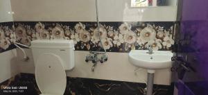 un bagno con un water e un lavandino di His Grace Holiday Home - Nr to Malpe Beach a Udupi