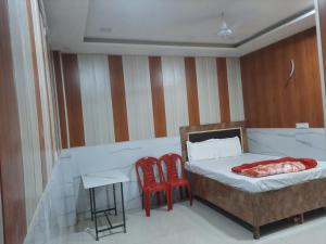 Postel nebo postele na pokoji v ubytování Hotel Divya