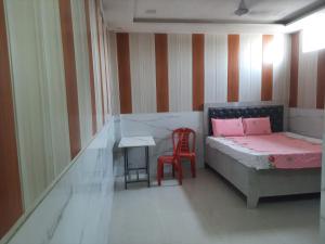Postel nebo postele na pokoji v ubytování Hotel Divya + 9 fotografií
