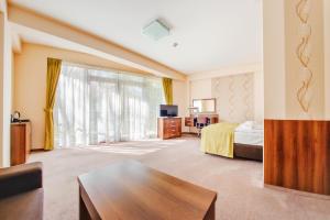 科沃布热格Verano, Sun & Snow的一间带床和大窗户的酒店房间