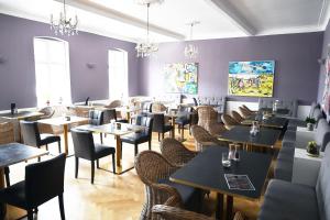 a restaurant with tables and chairs and purple walls at Nordfriesisches Haus in Tönning