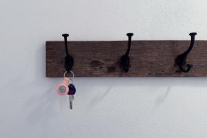 a wooden board with two keys hanging on a wall at Sotto la Torre a due passi dal mare in Varazze