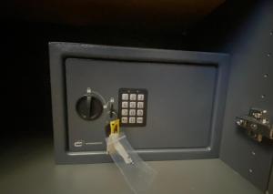 an open safe with a pair of scissors in it at Cómodo apartamento a un paso del centro de Salamanca La Posada Charra 8 APART-37-278 in Salamanca