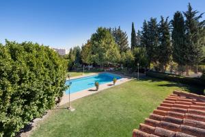 an overhead view of a swimming pool in a yard at Maravilloso chalet con piscina en Baza in Baza