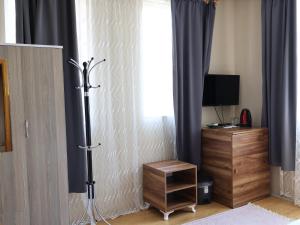 TV a/nebo společenská místnost v ubytování Sevin Stone Hotel
