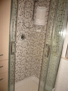 doccia con box doccia in vetro e doccia di Aquarius a Montesilvano Marina