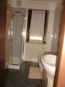 un bagno con doccia, WC e lavandino di Aquarius a Montesilvano Marina Altre 8 foto