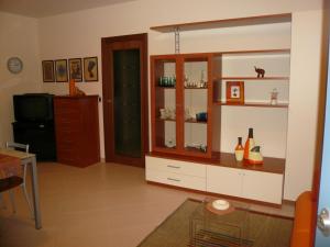 un soggiorno con armadio e TV di Aquarius a Montesilvano Marina