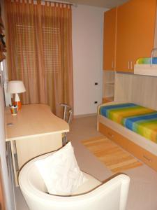 una piccola camera con un letto e una sedia di Aquarius a Montesilvano Marina