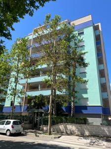 un'auto parcheggiata davanti a un edificio di Aquarius a Montesilvano Marina