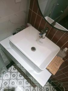 Un baño de Monarque Hotel 16