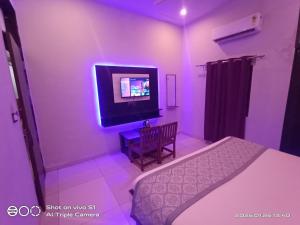 TV in/ali zabaviščno središče v nastanitvi Hotel Birla Palace