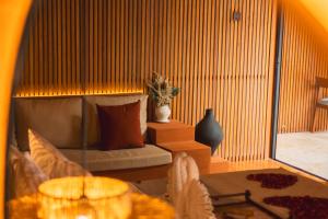 Postel nebo postele na pokoji v ubytování Sana Vie Villa Seminyak by Ini Vie Hospitality