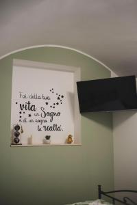 una señal en una pared con escritura en ella en Mike, en Martina Franca