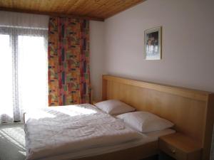 Letto o letti in una camera di Gasthof Strobl Waldfrieden Garni
