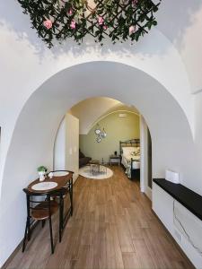 Una sala de estar con una mesa y un dormitorio. en Mike, en Martina Franca