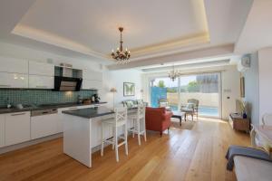 A kitchen or kitchenette at Villa Atlas
