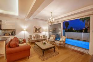 The swimming pool at or close to Villa Atlas