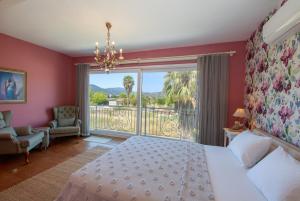 A bed or beds in a room at Villa Atlas