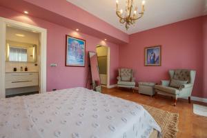 A bed or beds in a room at Villa Atlas