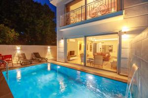 The swimming pool at or close to Villa Atlas