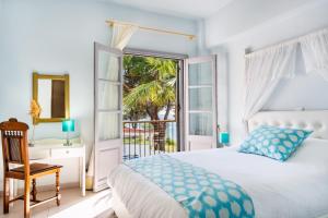 Postel nebo postele na pokoji v ubytování MasouriBlu Boutique Hotel