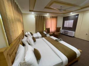 Ένα ή περισσότερα κρεβάτια σε δωμάτιο στο Skardu Saraye Hotel & Resort